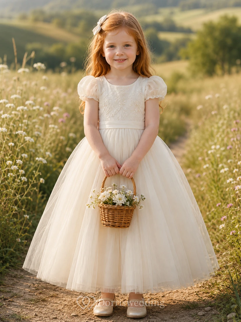 Klassisches A-Linien-Kleid aus Tüllspitze für Blumenmädchen mit kurzen Ärmeln, Rundhalsausschnitt, wadenlangem Rock und Schleifendetail.