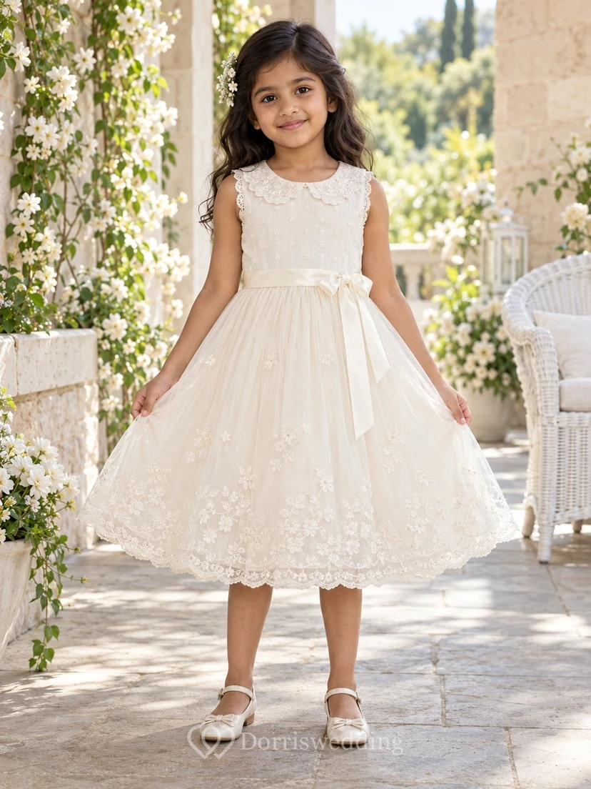 Teelanges, elfenbeinfarbenes Vintage-Kleid in A-Linie mit Spitze, ärmellos, Kragen und Muschelsaum für Blumenmädchen