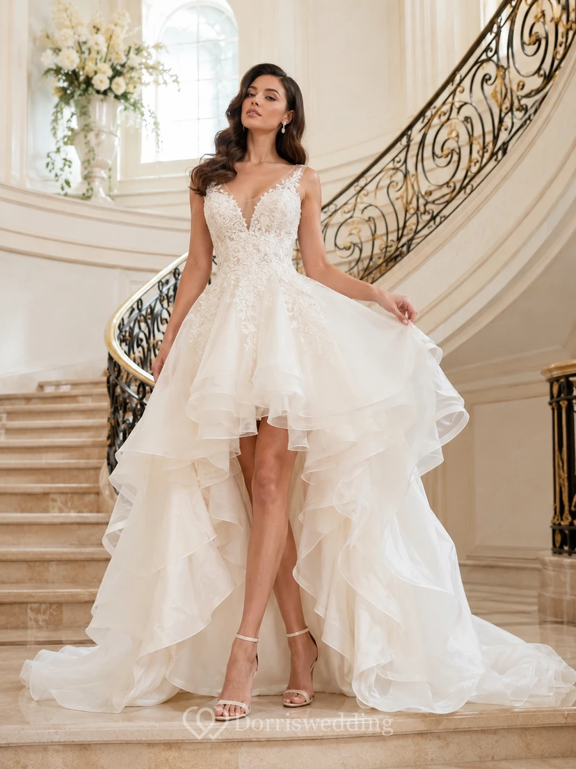 Robe de mariée de bal spectaculaire à décolleté cœur en tulle superposé, asymétrique, pour réception.