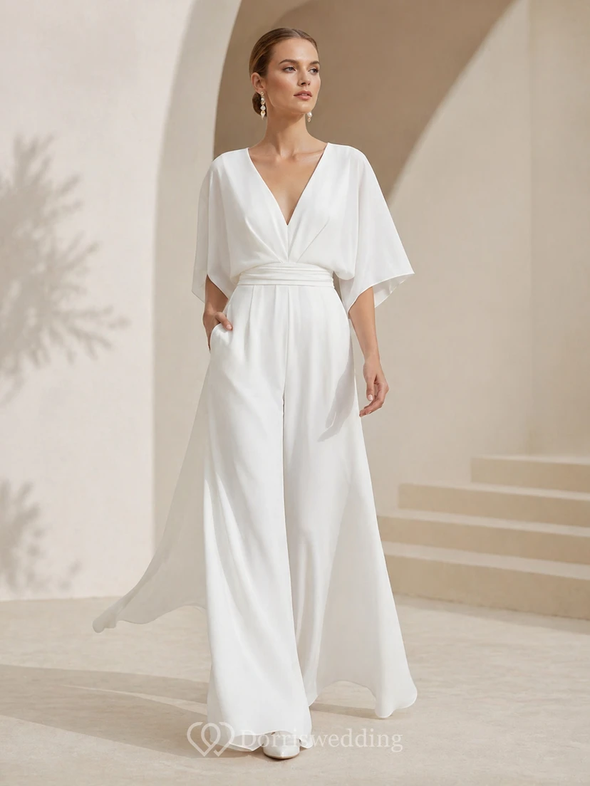 Combinaison de mariage chic à col en V, manches papillon et silhouette à jambes larges