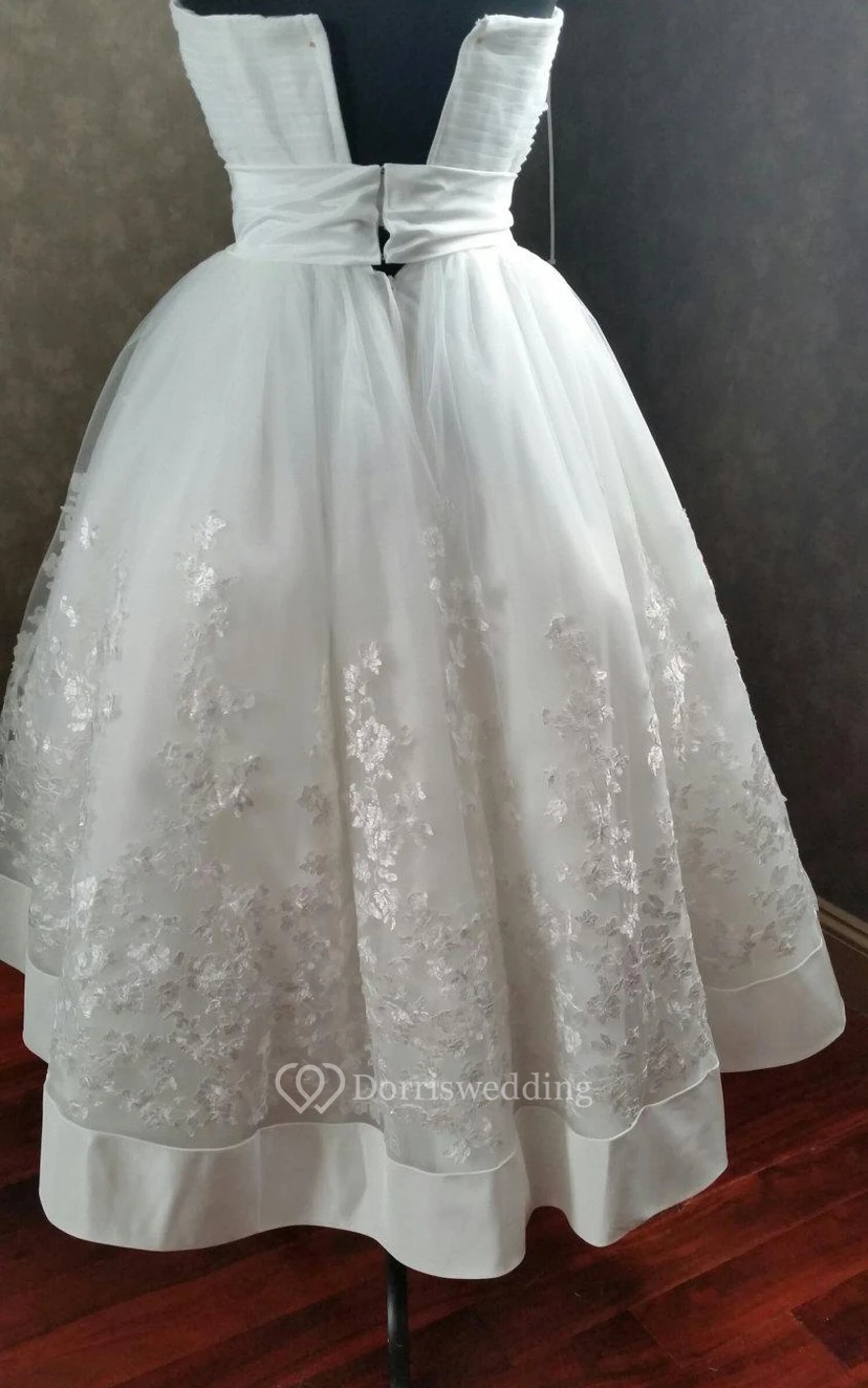 Robe de première communion en organza et dentelle, coupe trapèze, longueur thé, décolleté cœur, avec nœud. view 4