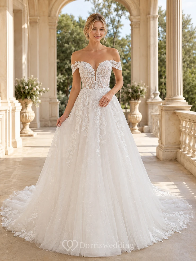 Robe de mariée romantique en dentelle et tulle, épaules dénudées, coupe trapèze courte, ornée d'appliques florales classiques et d'un corsage à fermeture éclair au dos.