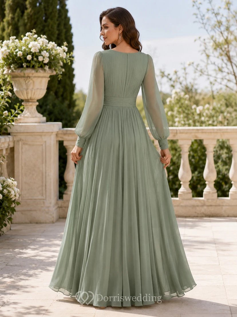 Robe de demoiselle d'honneur en mousseline céladon, col en V, manches gigot, coupe trapèze, élégante et sobre view 2