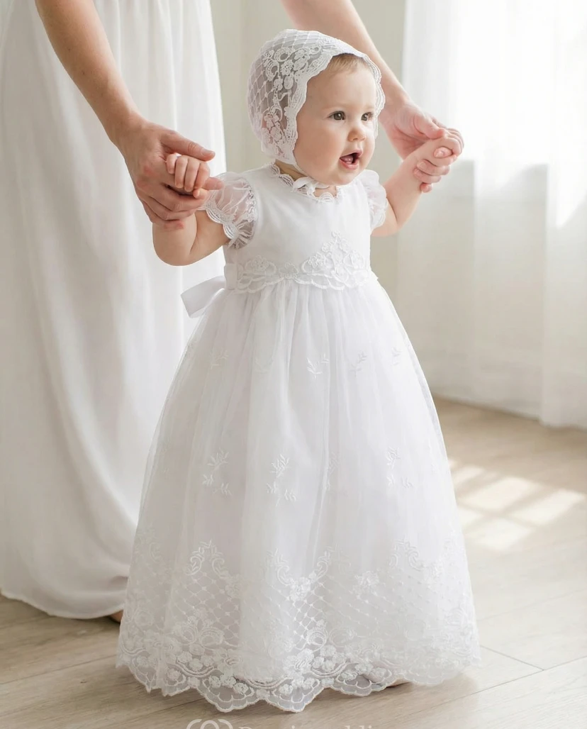 Robe de baptême blanche pour petite fille d'honneur, en dentelle et tulle, avec bonnet.
