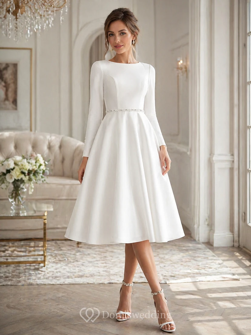 Robe de mariée simple en satin, à manches longues et col bateau, coupe trapèze, longueur thé, ornée de cristaux. view 2
