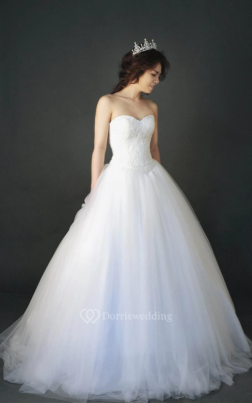 Robe trapèze en tulle à décolleté cœur, corsage en dentelle et dos lacé. view 5