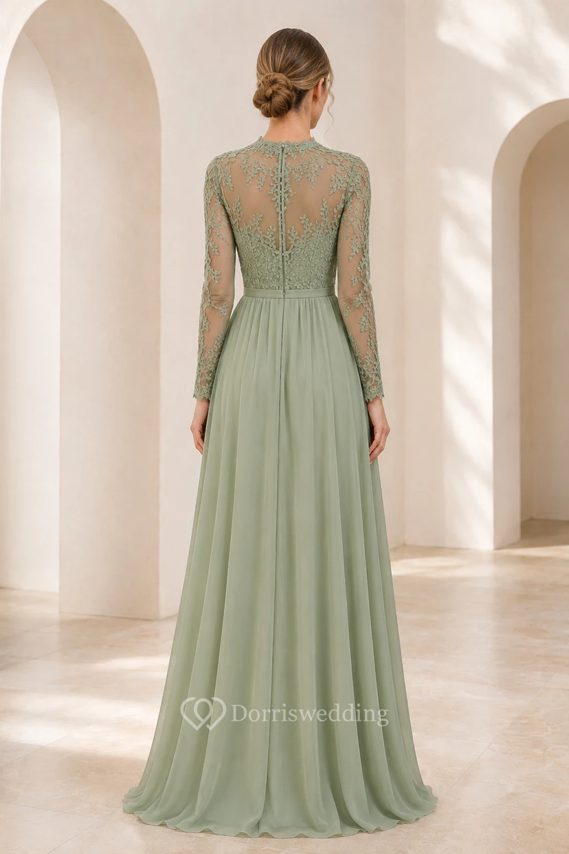 Vestido de gasa de corte A con corpiño de encaje y mangas largas color salvia para la madre de la novia view 2