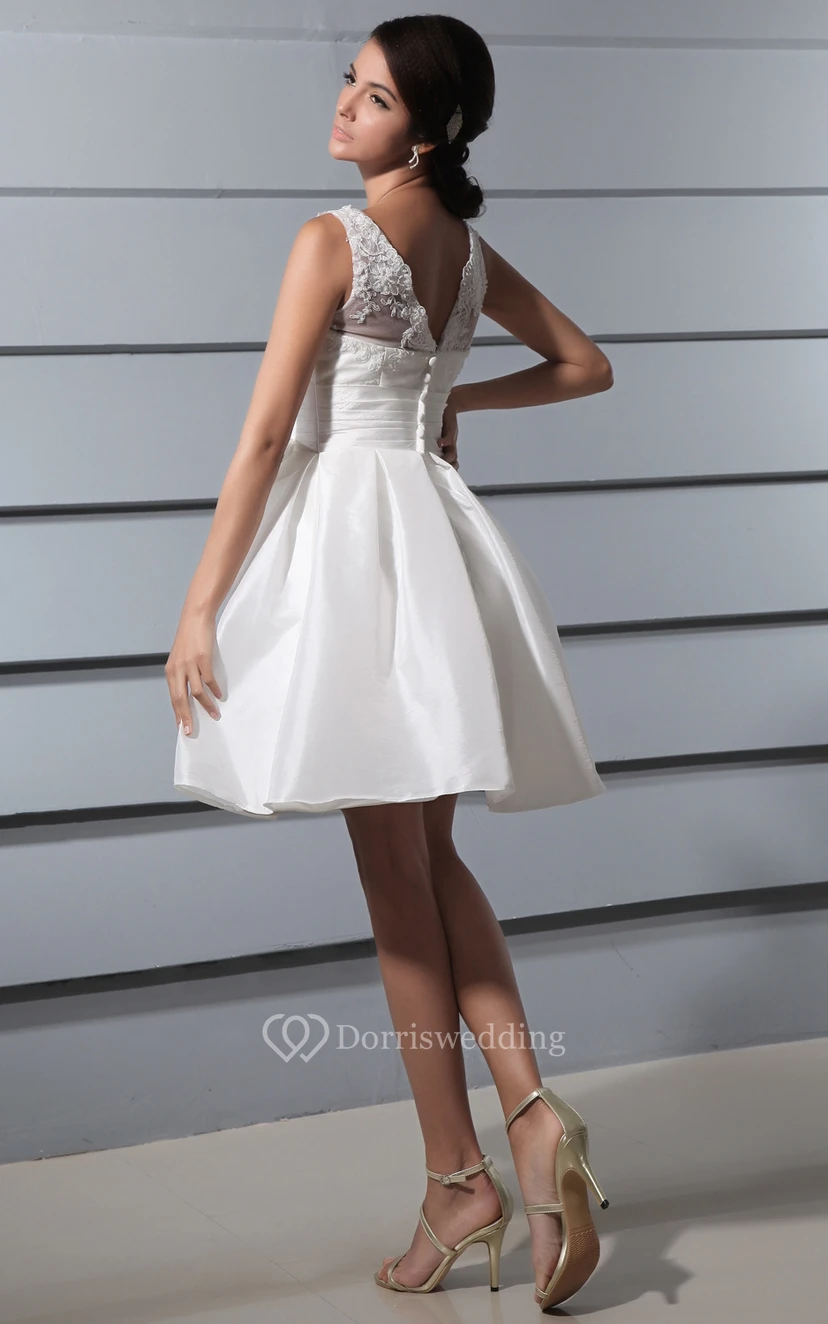 Kurzes Spitzenkleid mit tiefem V-Ausschnitt am Rücken, Schärpe und Schleife view 4