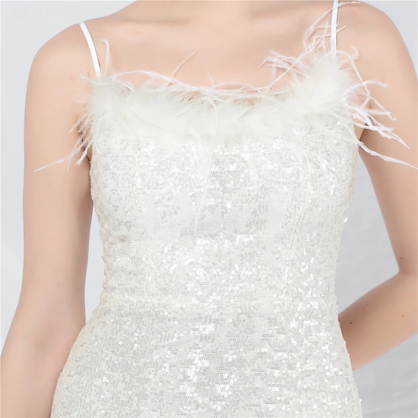 Robe de soirée de luxe ornée de plumes d'autruche et de sequins, idéale pour un banquet. view 24