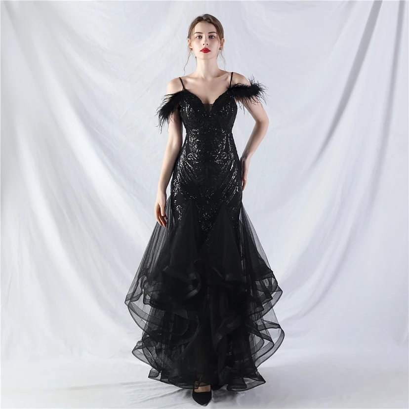 Robe de danse artisanale en filet rigide orné de plumes d'autruche, de perles et de fleurs, confectionnée en maille. view 70