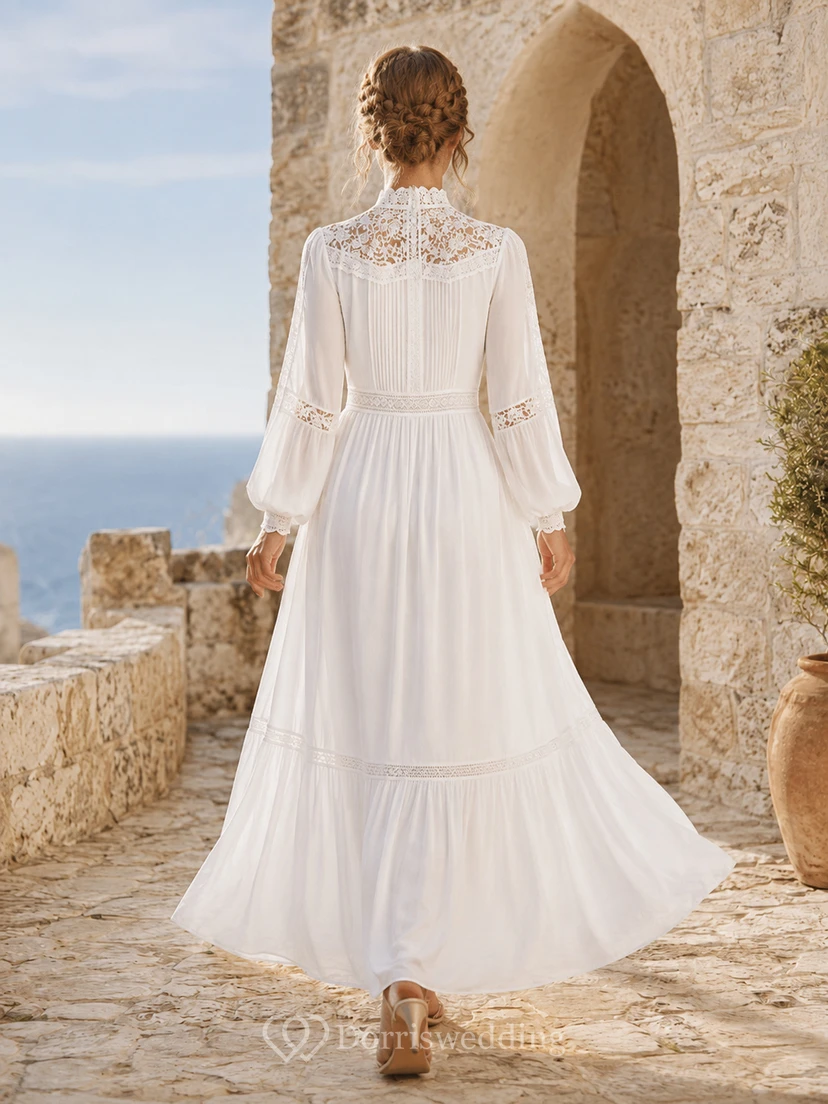 Robe de mariée bohème de plage à col montant en dentelle, manches cloche, mousseline plissée et col montant view 2