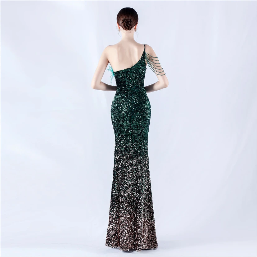 Robe de soirée longue à une épaule, ornée de plumes d'autruche, de perles et de sequins, avec col asymétrique et fente haute. view 54