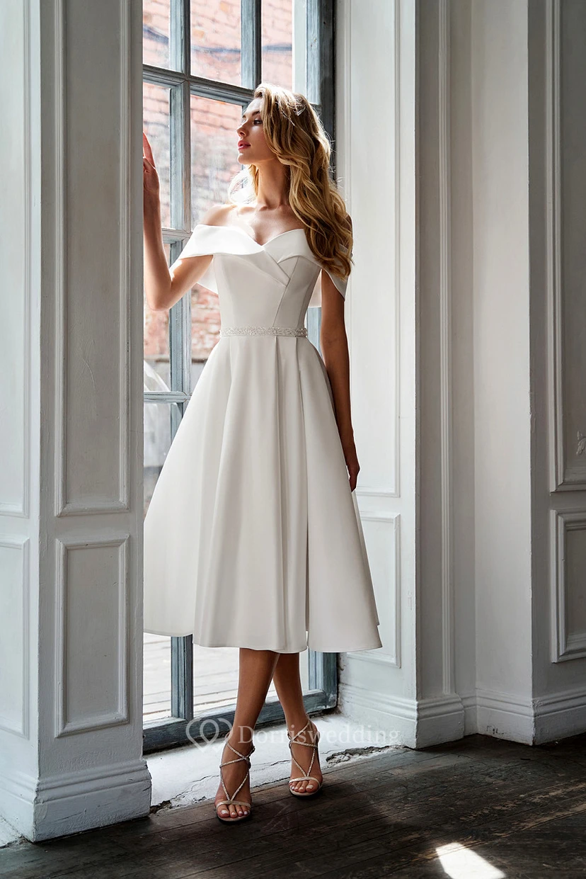Schulterfreies, wadenlanges Brautkleid aus Satin in A-Linie mit Perlenbesatz an der Taille