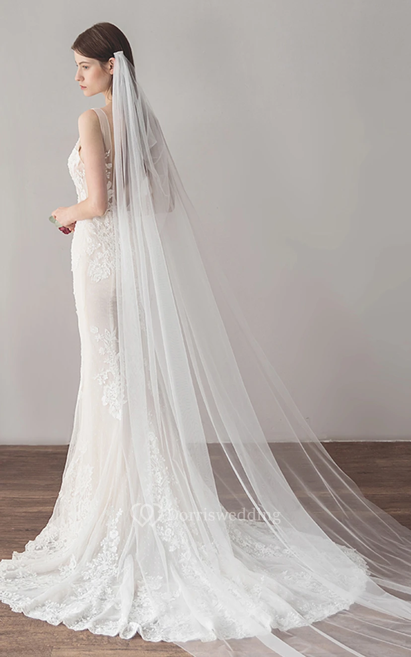 Robe de mariée sirène vintage simple, décolleté en V, sans manches, en dentelle et bustier illusion avec dos nu plongeant en V view 4