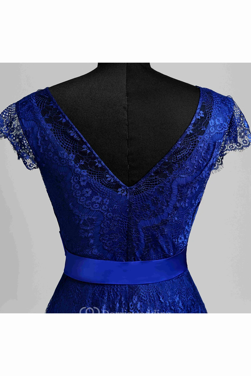 Vestido de encaje largo hasta el suelo con escote en V, manga corta y corte en A, con cola. view 3