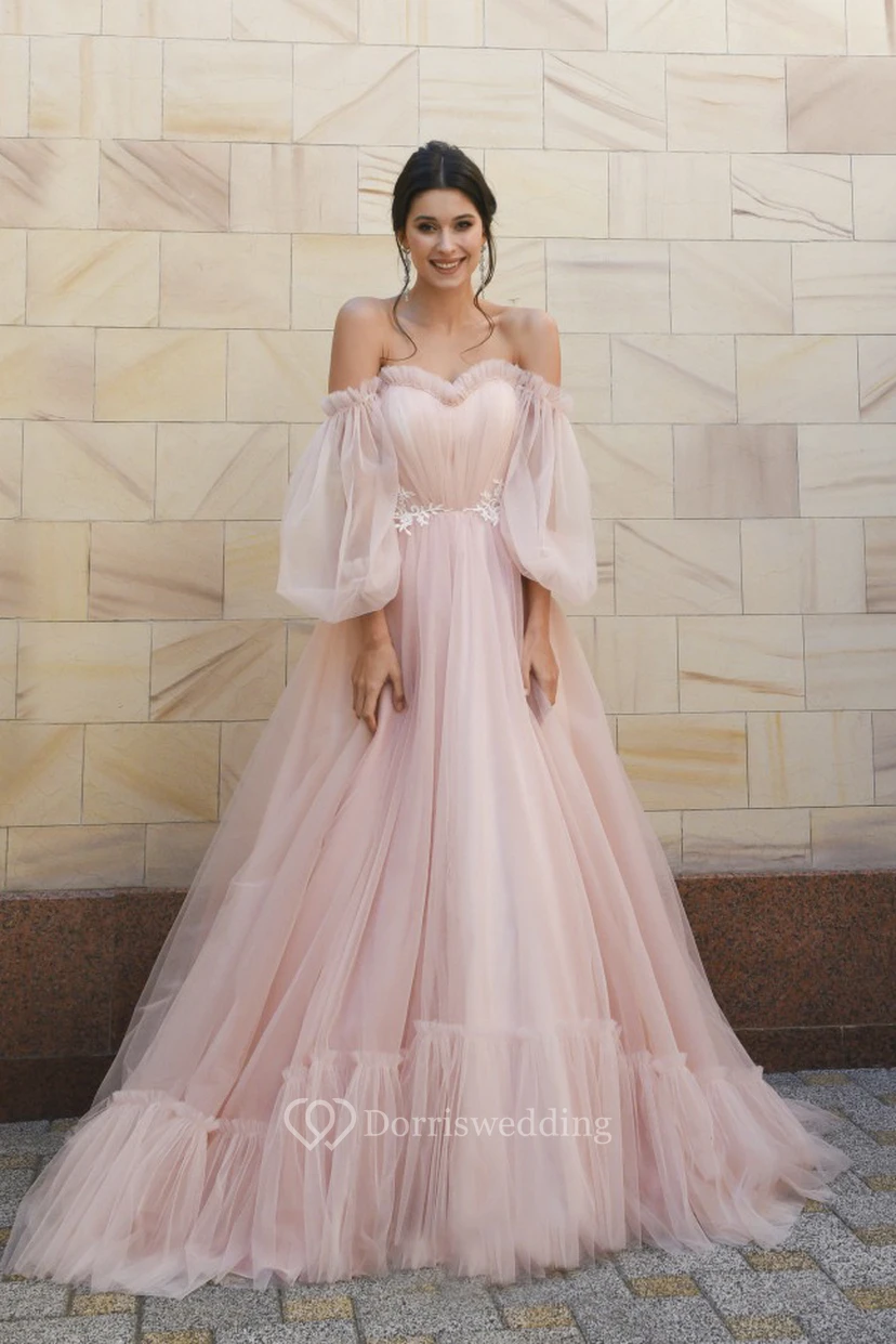 Robe de mariée princesse charmante en tulle, manches 3/4, décolleté cœur et épaules dénudées, manches bouffantes view 2