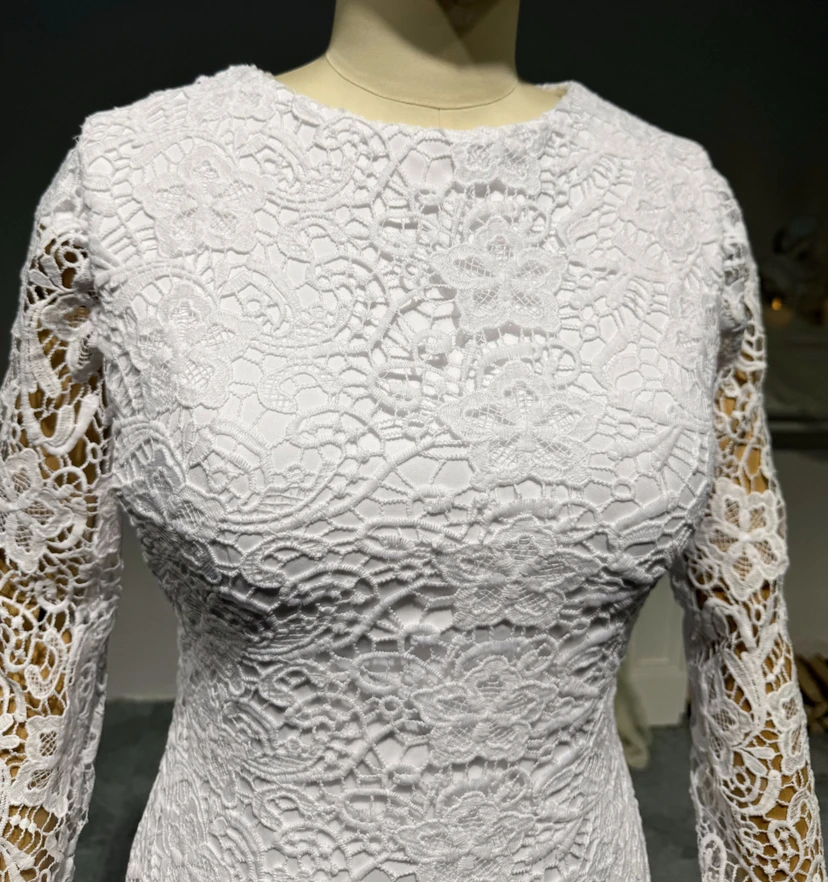 Robe de mariée bohème en dentelle à manches longues, coupe modeste et évasée view 6