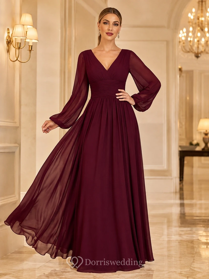 Vestido largo de gasa color burdeos con escote en V, mangas acampanadas y corte en A, estilo romántico y elegante.
