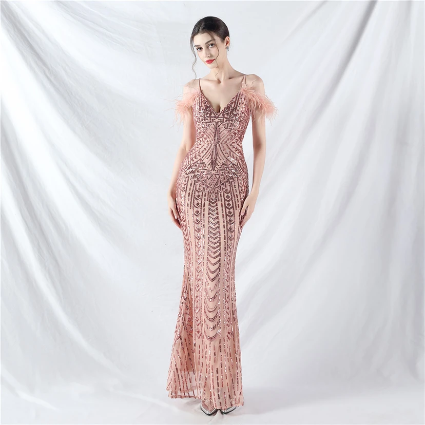 Robe de soirée haut de gamme ornée de perles florales et de plumes d'autruche. view 90