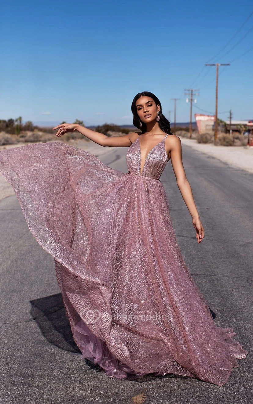 Robe de bal sexy à sequins, décolleté plongeant, style empire et coupe trapèze, avec bretelles spaghetti. view 4