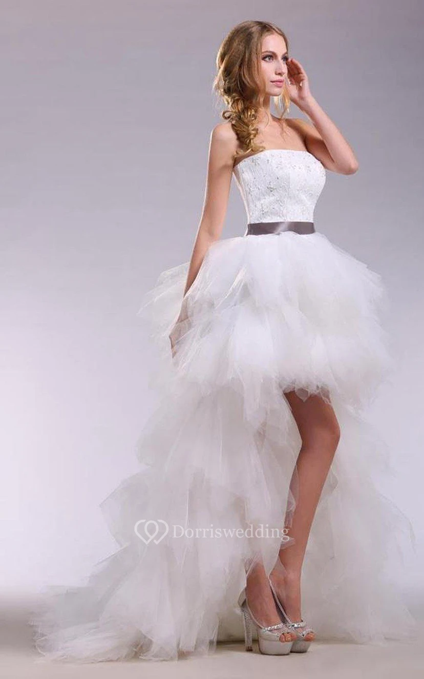 Trägerloses, asymmetrisches Tüllkleid mit Satinschärpe view 5