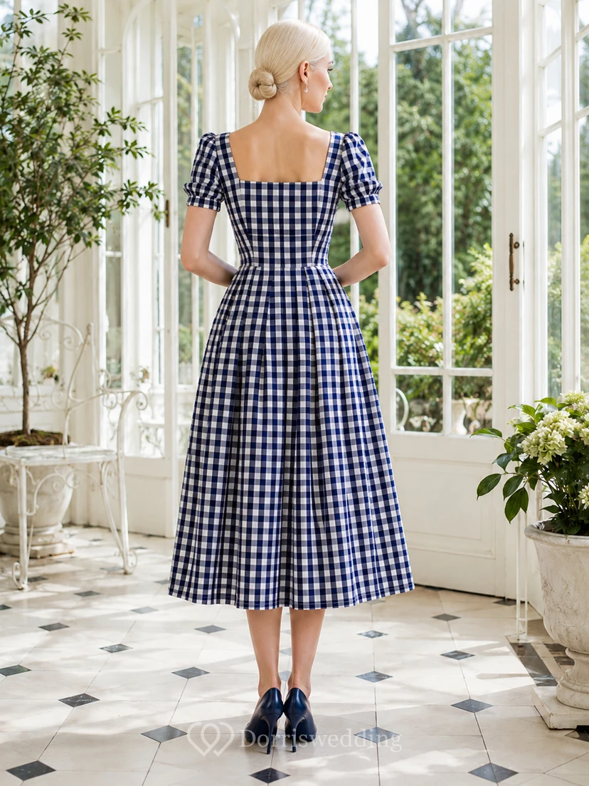 Robe cocktail vintage bleu marine à carreaux vichy, col carré, manches courtes bouffantes, coupe trapèze, longueur thé view 2