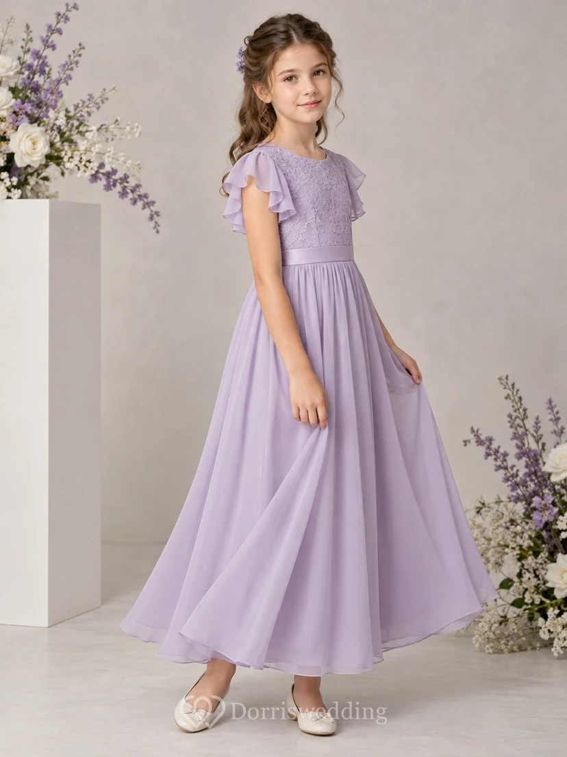 Vestido de niña de flores de gasa color lavanda, corte en A, mangas con volantes, largo hasta los tobillos, fruncido y lazo en la espalda.