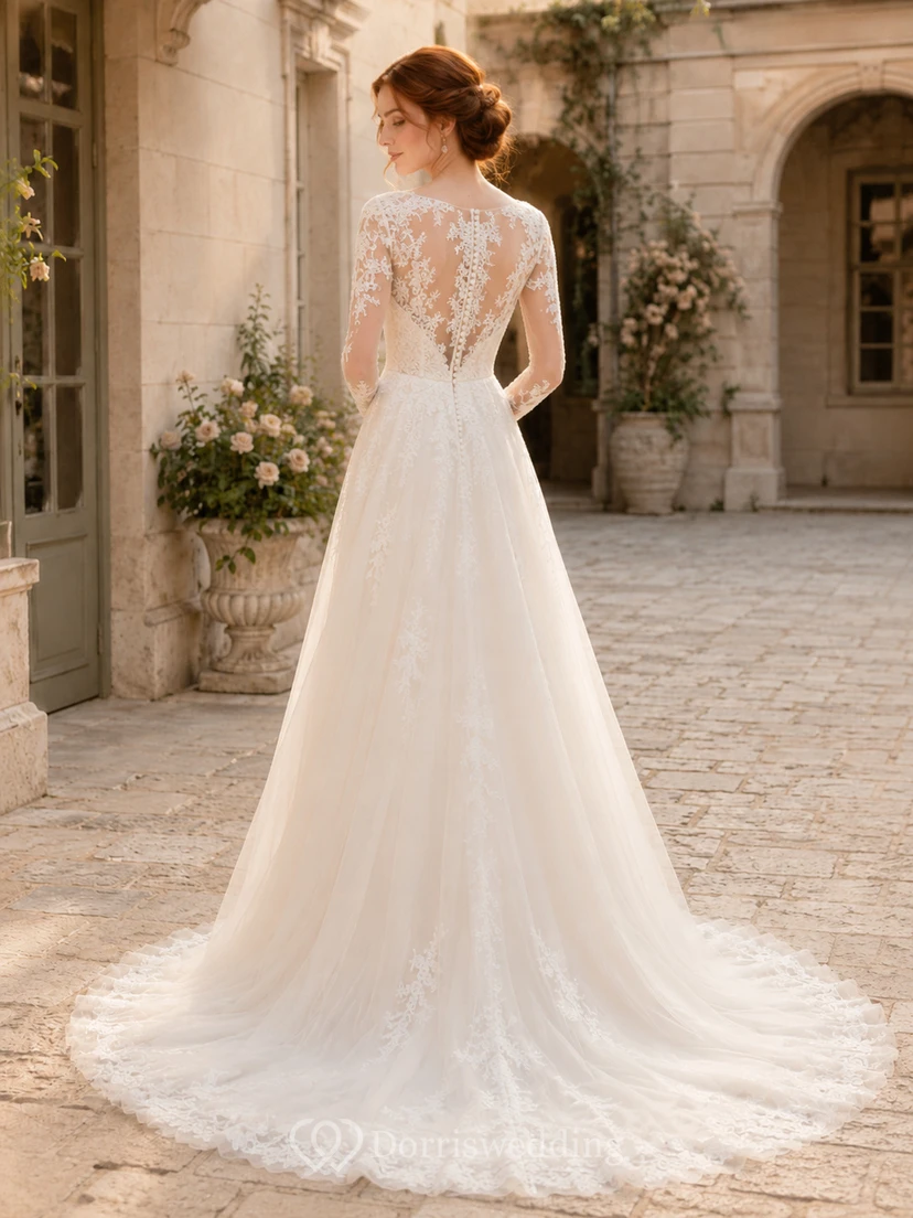 Robe de mariée en dentelle et tulle, coupe trapèze, col rond, manches longues et traîne chapelle. view 2