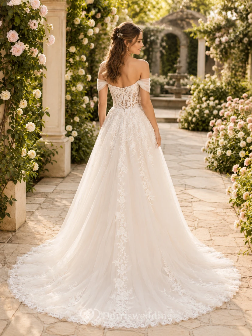 Robe de mariée en dentelle et tulle, robe de bal, épaules dénudées, traîne, ornée d'appliqués view 2