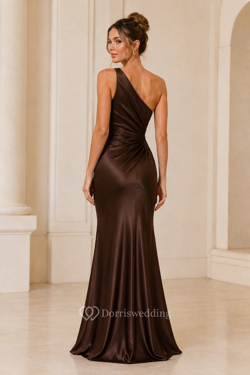 Robe de soirée fourreau asymétrique en satin chocolat avec taille drapée view 2