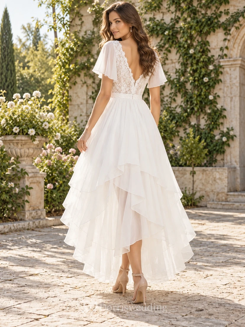 Robe de mariée trapèze en mousseline de soie et dentelle, manches papillon asymétriques, col en V, dentelle, coupe trapèze view 2