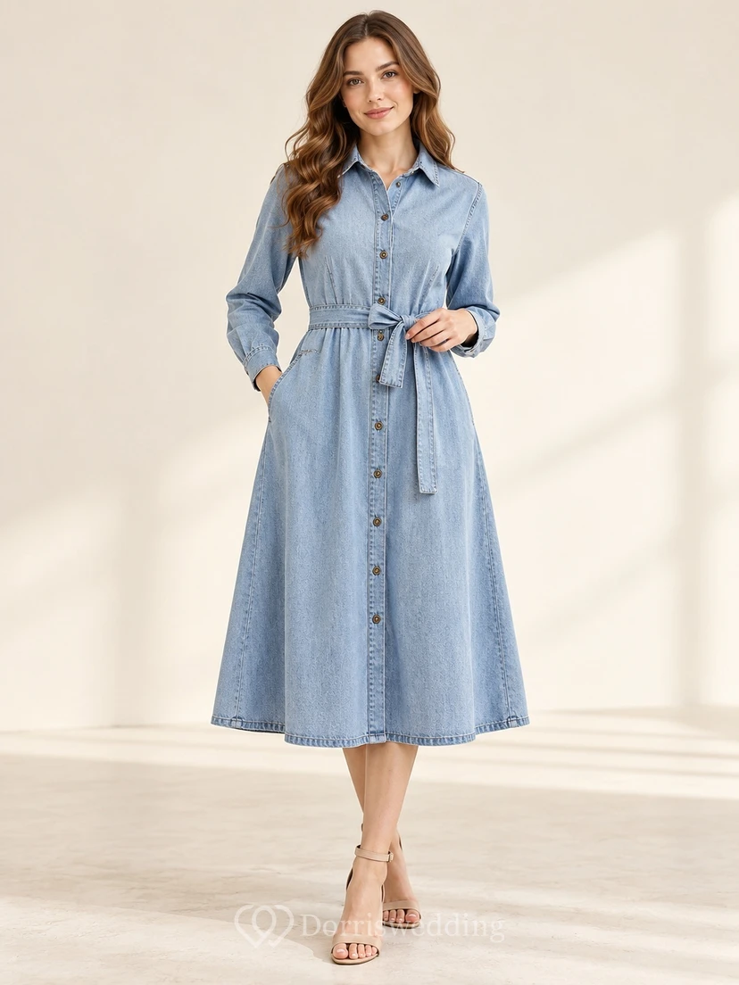 Robe-chemise mi-longue en jean bleu à manches longues, boutonnée sur le devant et ceinturée.