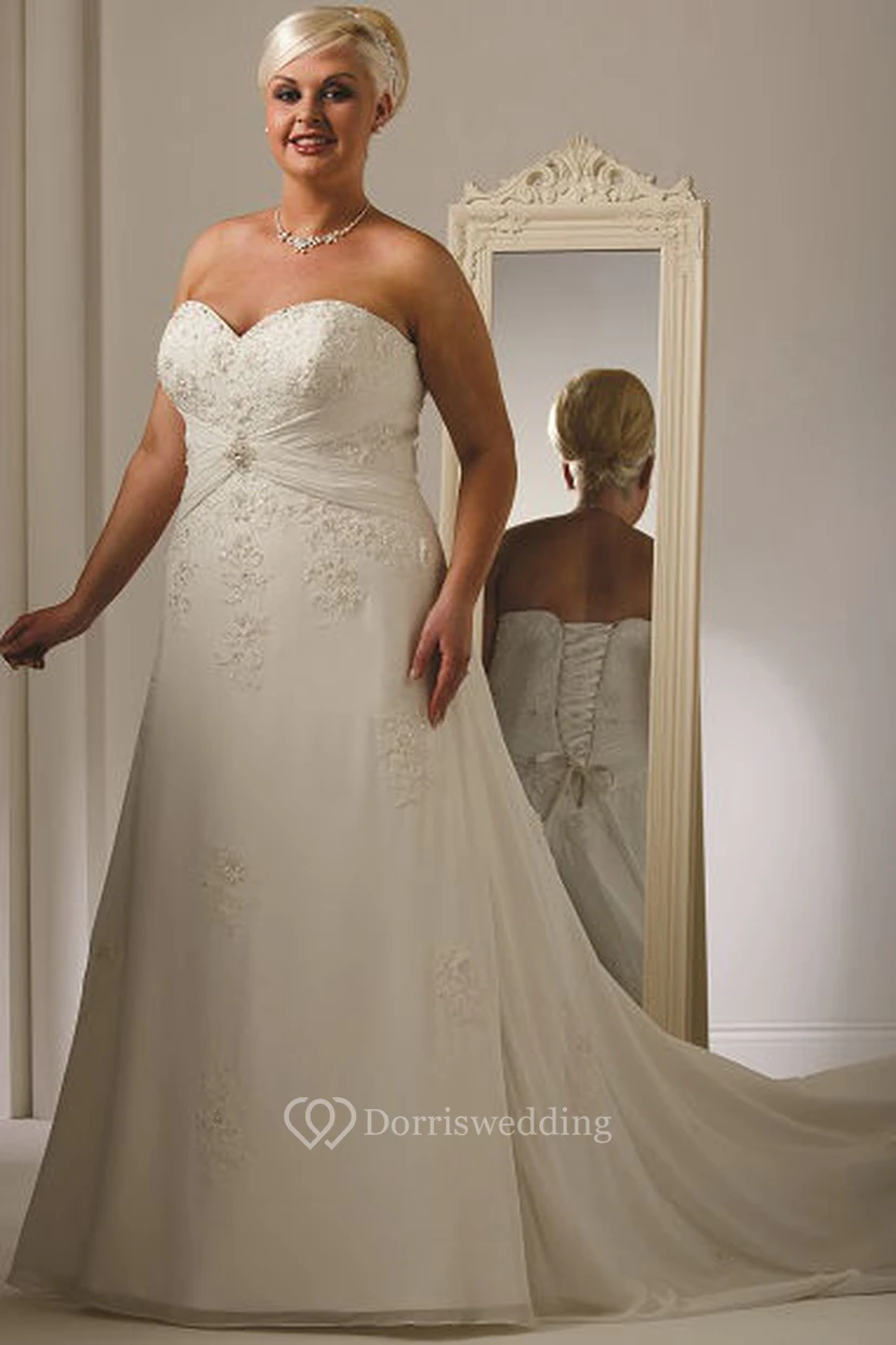 Brautkleid aus Tüll in A-Linie mit Kristallapplikationen und Schnürung