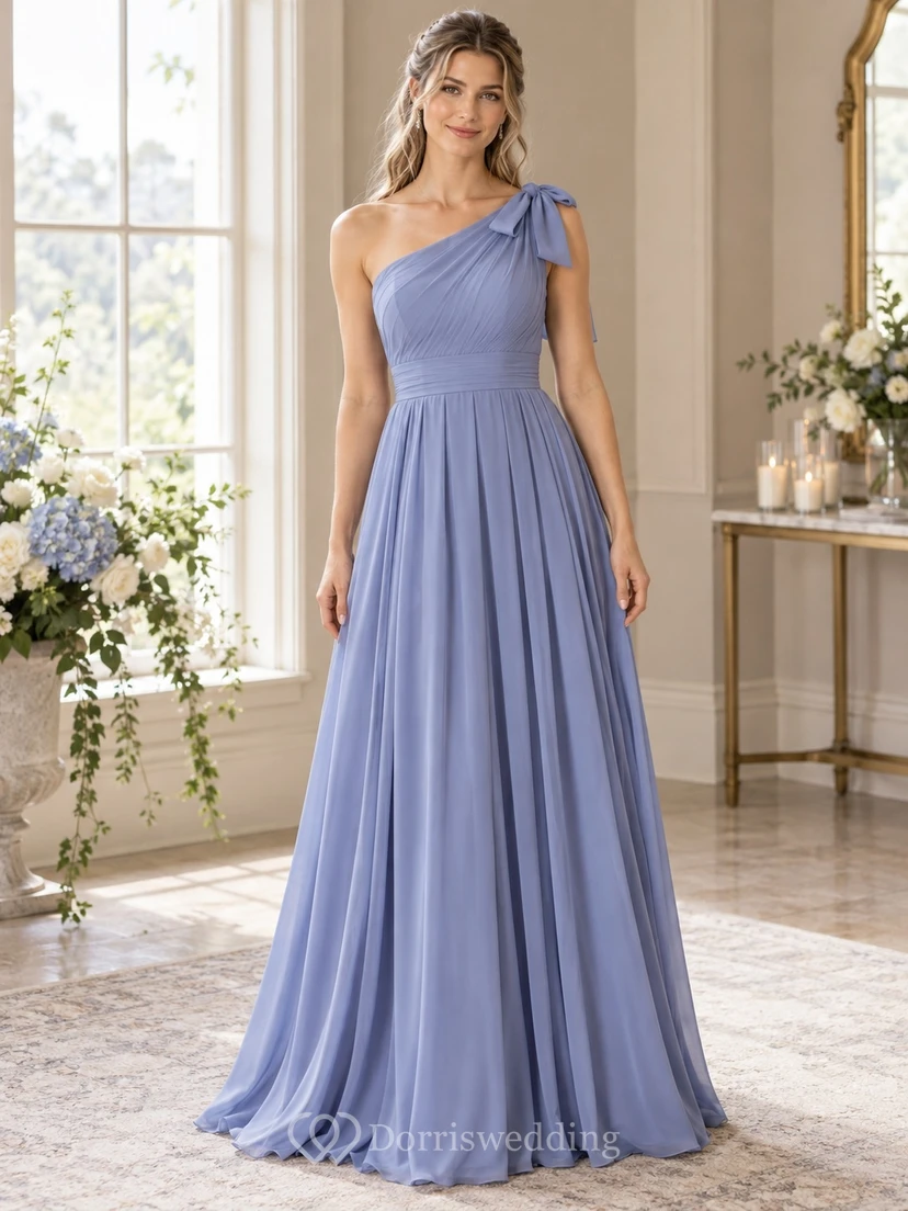 Romantisches, periwinkelfarbenes Chiffon-Brautjungfernkleid mit One-Shoulder-Schleife, diagonalen Raffungen und Falten, bodenlang