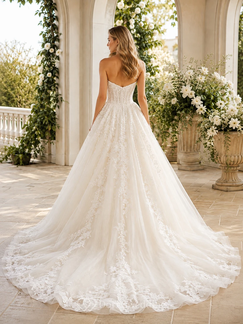 Robe de mariée romantique princesse bustier en tulle orné de dentelle et d'appliqués, avec traîne chapelle. view 2