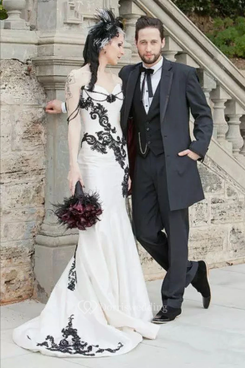 Robe de mariée vintage sirène en satin, épaules dénudées, sans manches, traîne balayée jusqu'au sol, ornée d'appliques et de perles
