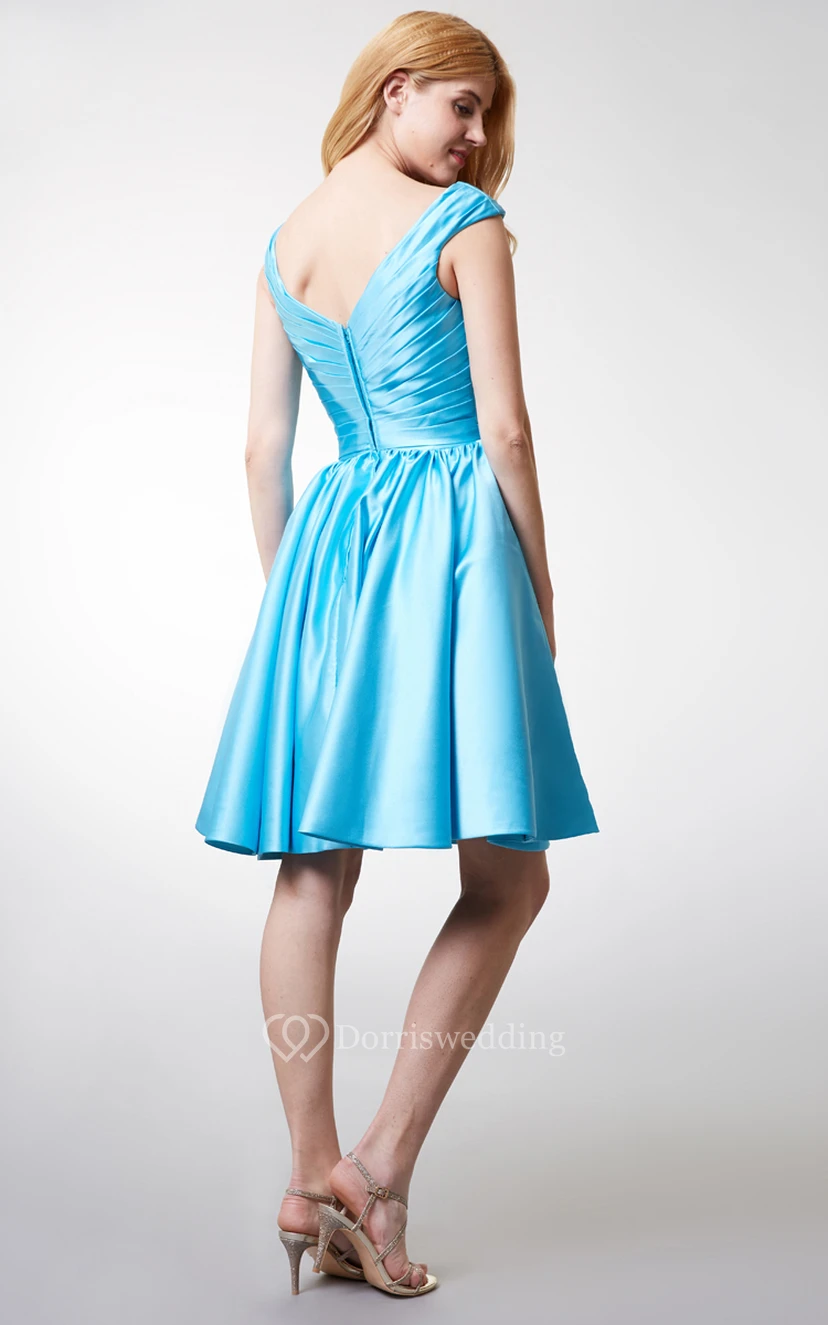 Robe courte féminine en satin froncée à épaules dénudées et ornée de fleurs view 2