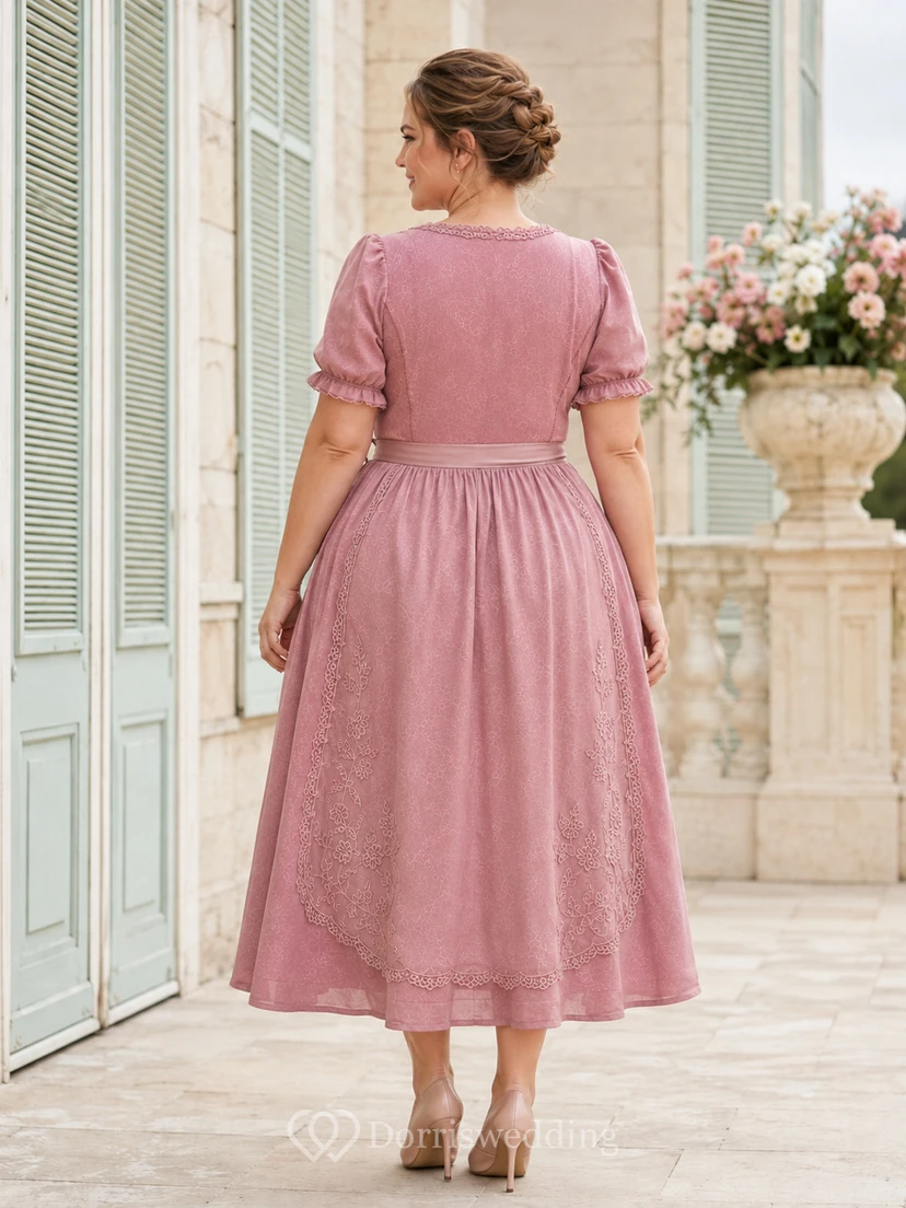 Vestido formal romántico de talla grande color rosa empolvado con encaje, largo hasta la rodilla y mangas abullonadas. view 2