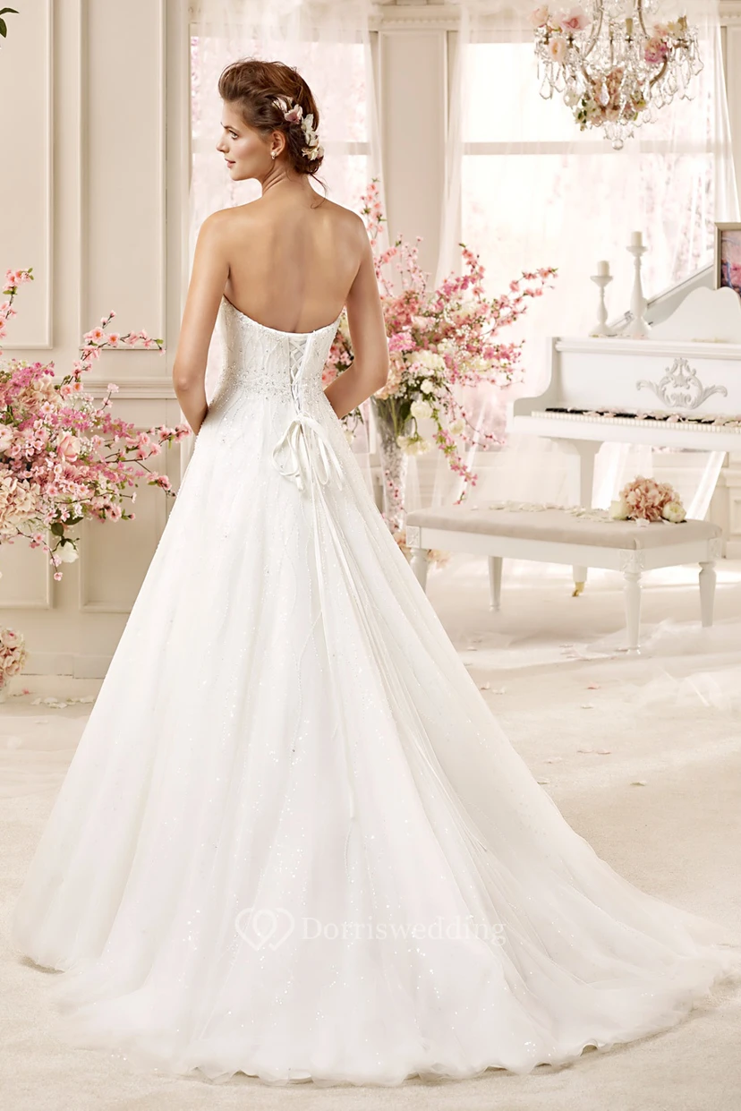 Brautkleid in A-Linie mit herzförmigem Ausschnitt, Perlenbesatz, Faltenrock und Schnürung am Rücken. view 2