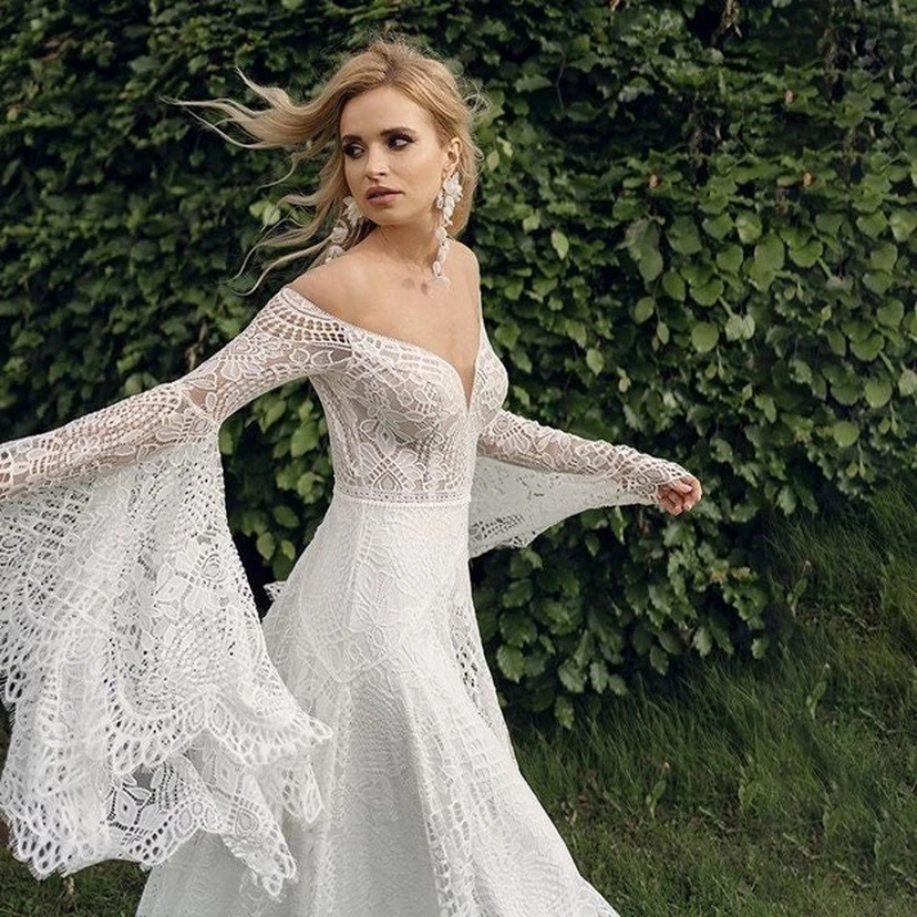 Robe de mariée bohème en dentelle à manches poétiques et épaules dénudées, style empire champêtre view 3