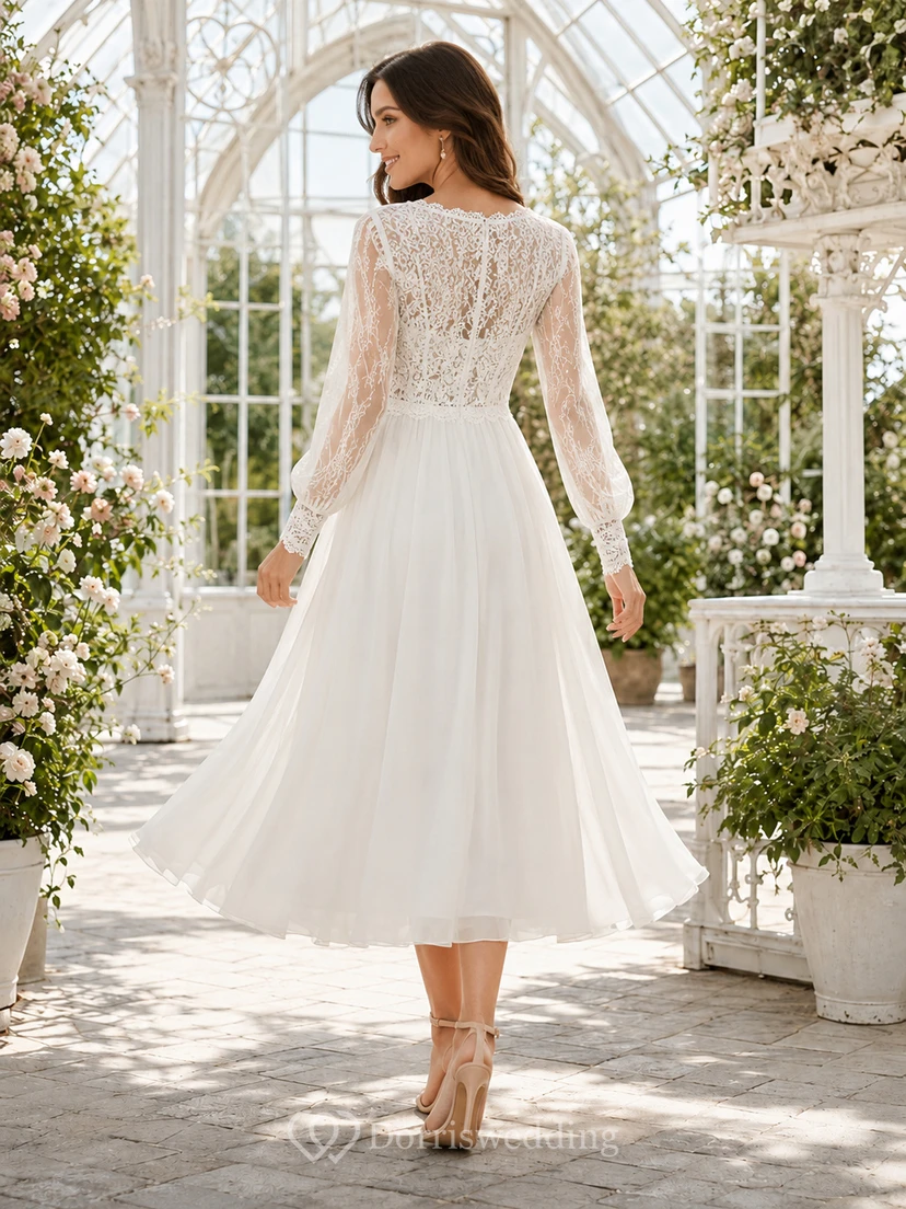 Vestido de novia bohemio de gasa con cuello en V y mangas largas, largo hasta la rodilla, estilo jardín. view 2
