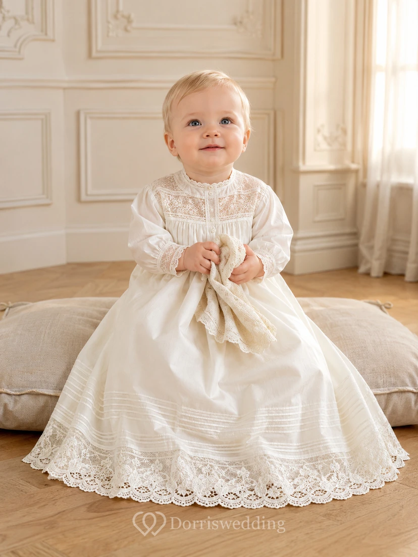 Elfenbeinfarbenes Taufkleid mit Rüschenkragen und Spitzensaum für Jungen