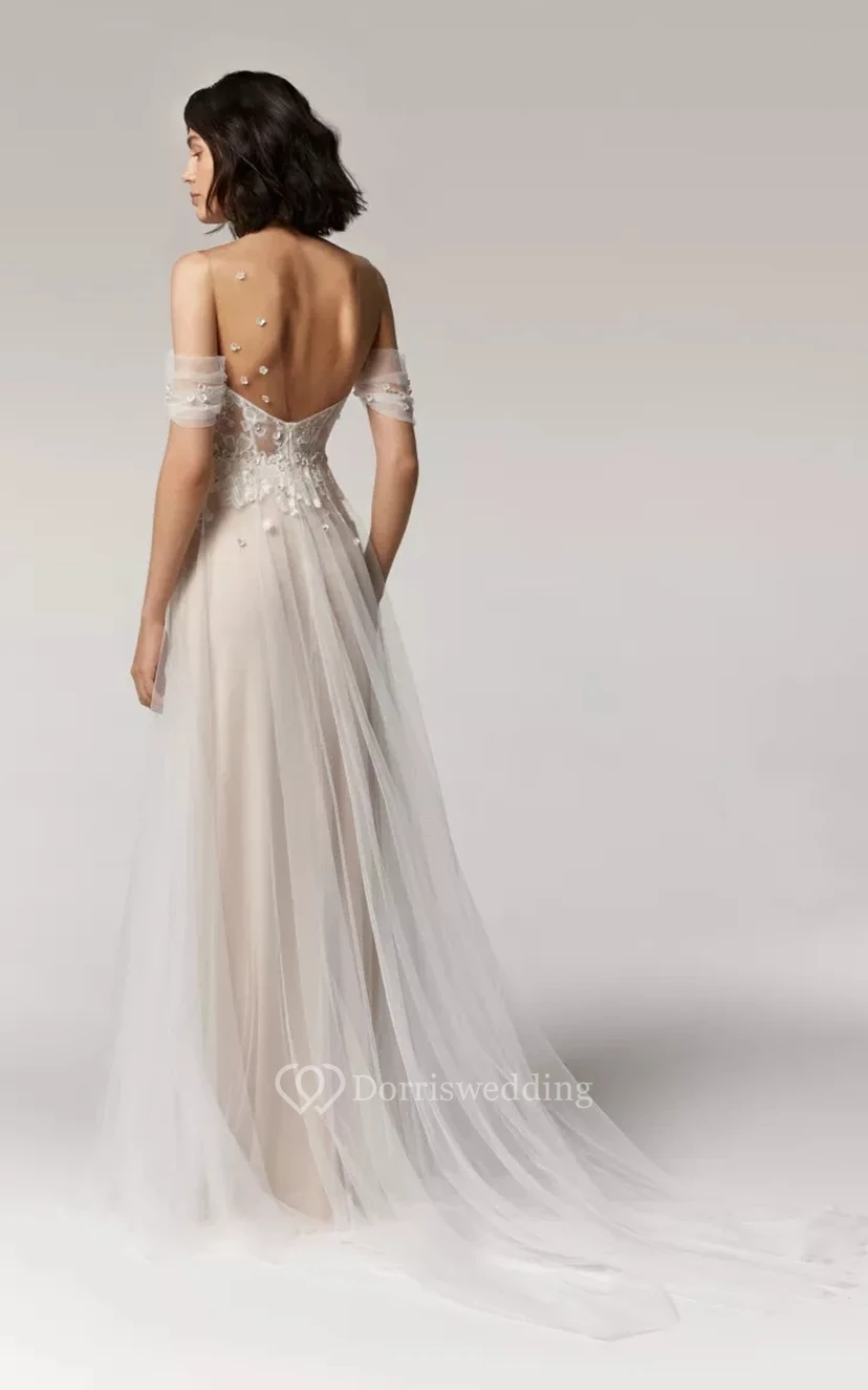 Robe de mariée empire en tulle, charmante et décolletée, ornée de perles et d'appliqués. view 2