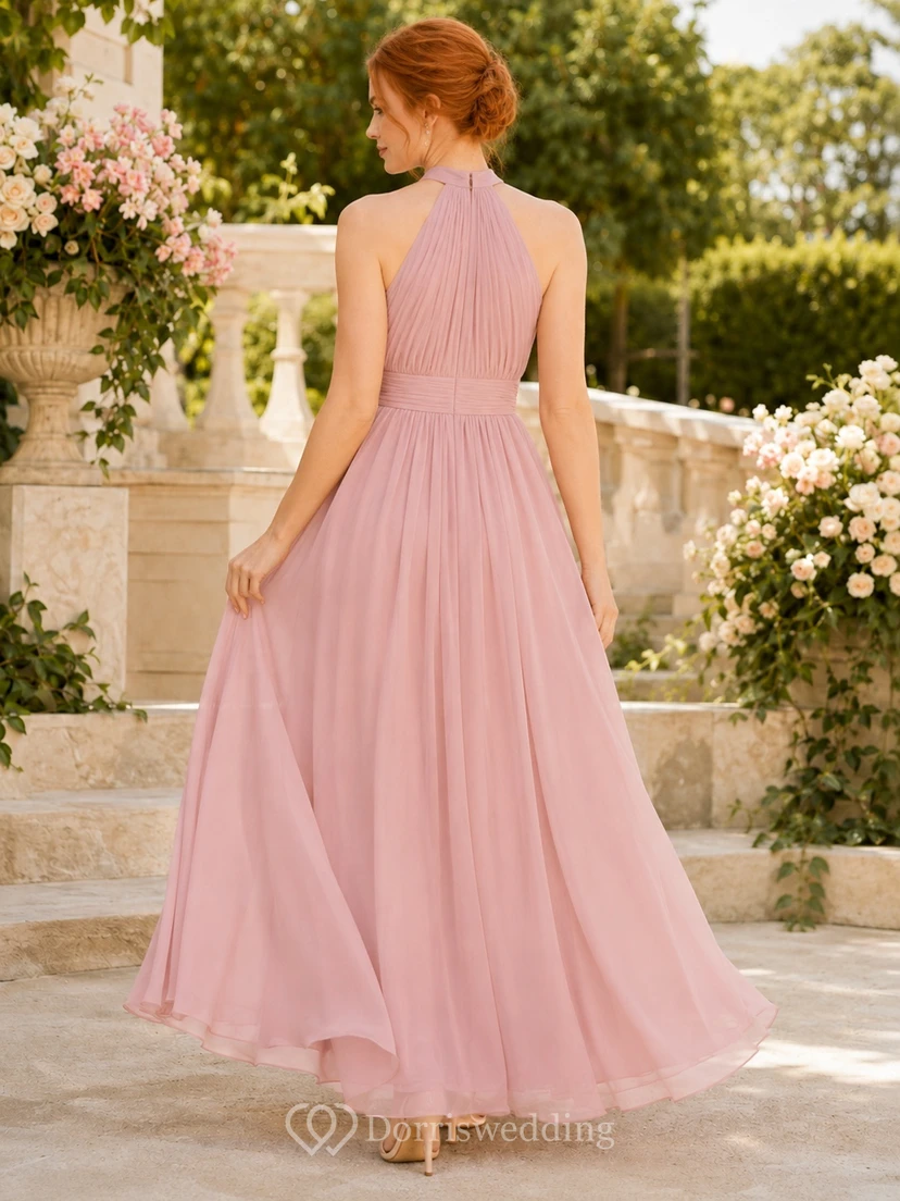 Vestido largo de fiesta formal de gasa plisada color rosa empolvado con escote halter y corte en A. view 2