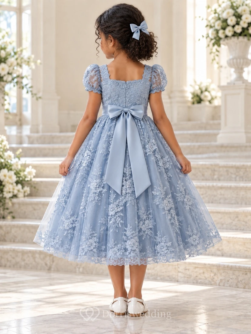 Vestido de niña de flores azul con estampado floral, corte en A, mangas abullonadas y lazo en la espalda, hasta la rodilla. view 2