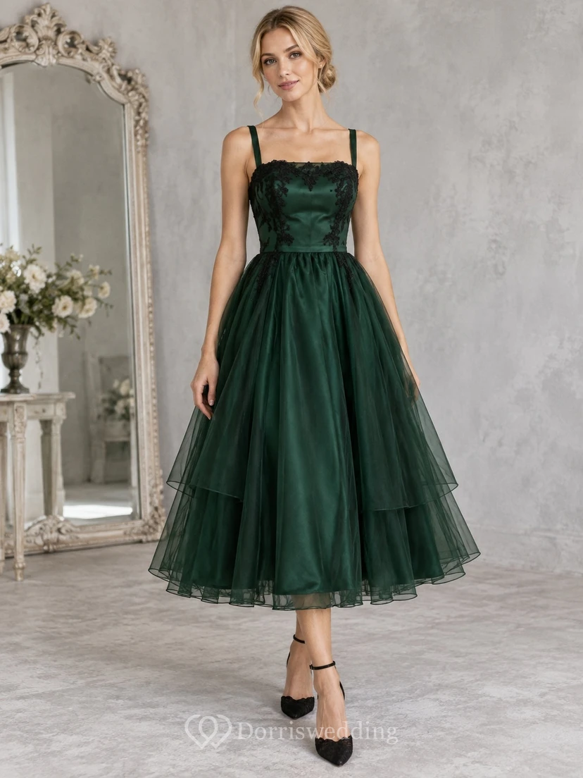 Teelanges, eckiges Brautjungfernkleid aus smaragdgrünem Tüll und Spitze im Gothic-Stil, ärmellos und mehrlagig