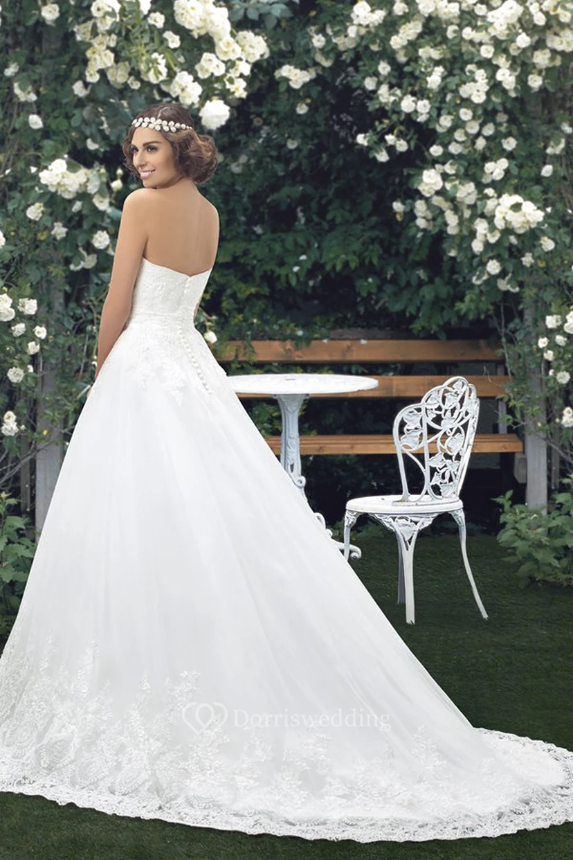 Robe de bal sans manches ornée de dentelle et de boutons, décolleté en cœur view 2