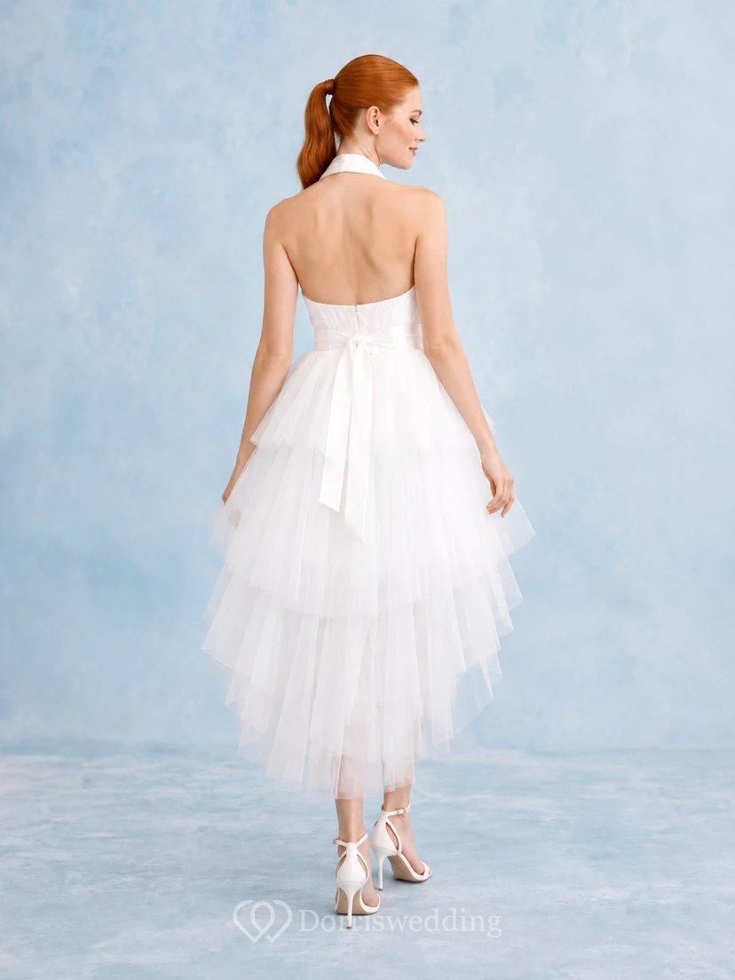 Ärmelloses, weißes, a-Linien-Partykleid aus Tüll mit Neckholder und asymmetrischem Saum sowie fließenden Rüschen. view 2