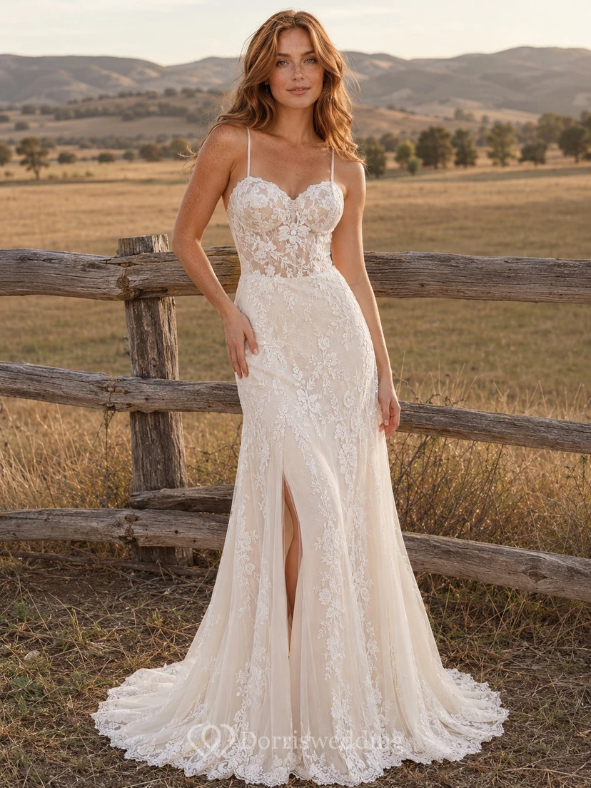 Robe de mariée champêtre en tulle et dentelle, coupe sirène, bretelles fines, traîne courte et dos nu plongeant.