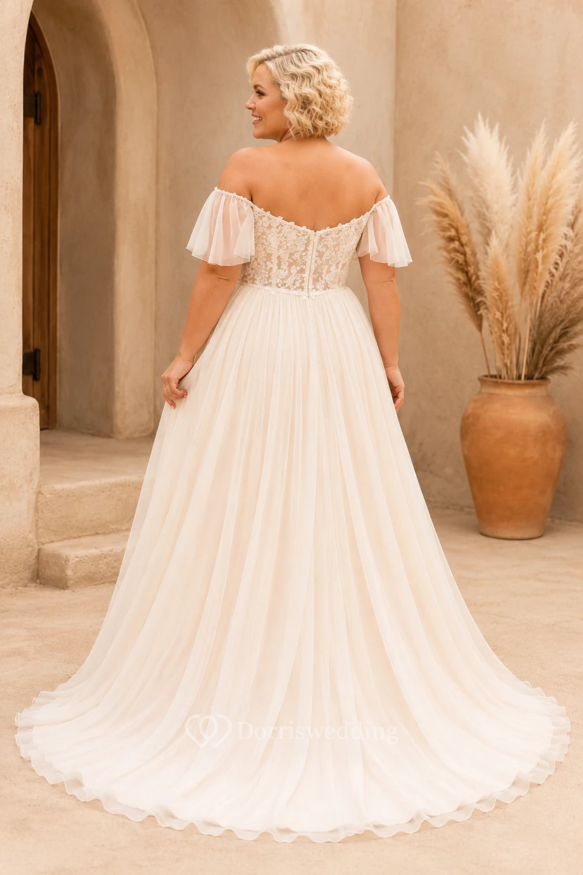 Robe de mariée grande taille en mousseline de soie, coupe trapèze, épaules dénudées et corsage en dentelle view 2